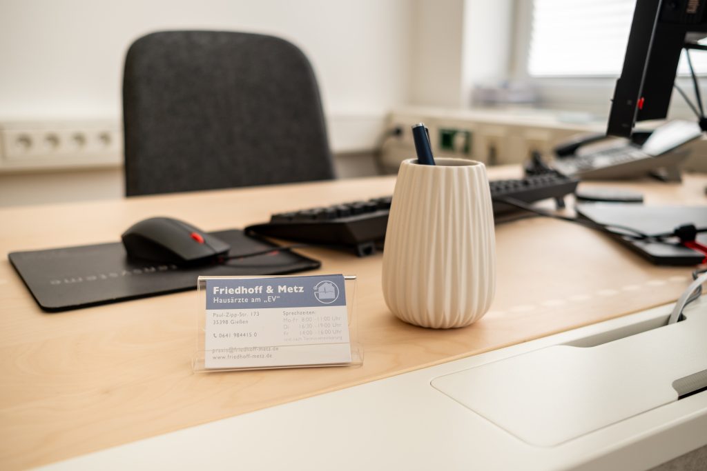 Schreibtisch im Arztzimmer